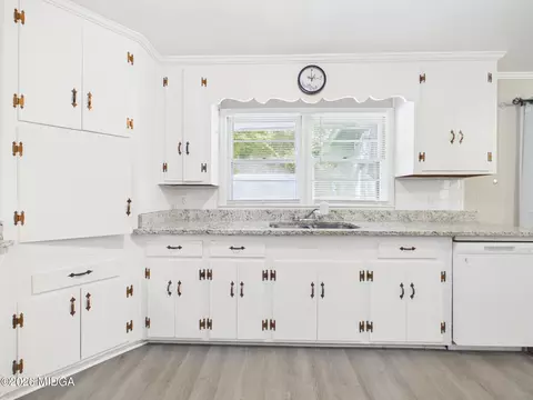 Kitchen - 103 Morningside Dr, Warner Robins, GA 31088 photo 2 of 4