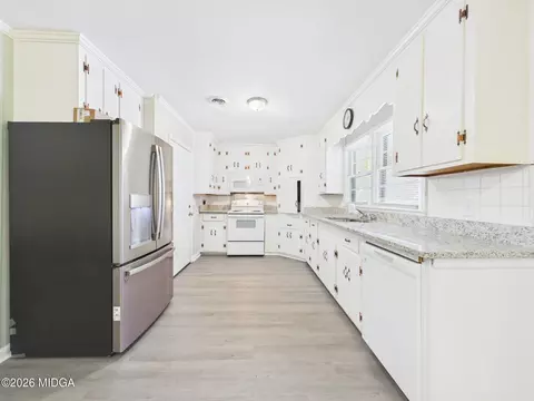 Kitchen - 103 Morningside Dr, Warner Robins, GA 31088 photo 3 of 4
