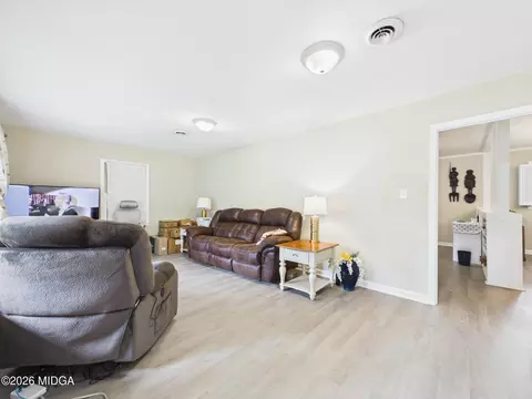 Living - 103 Morningside Dr, Warner Robins, GA 31088 photo 2 of 7