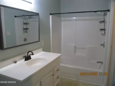 Bath - 116 Royal Ln, Gray, GA 31032 photo 2 of 3