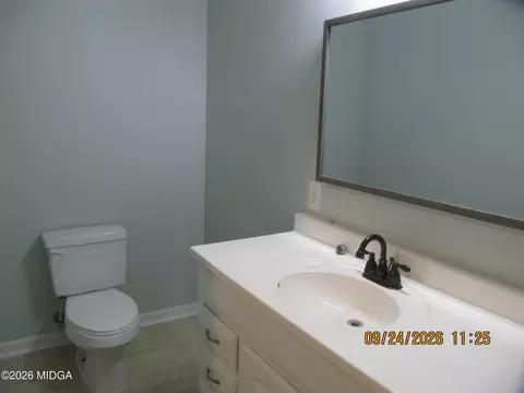 Bath - 116 Royal Ln, Gray, GA 31032 photo 1 of 3