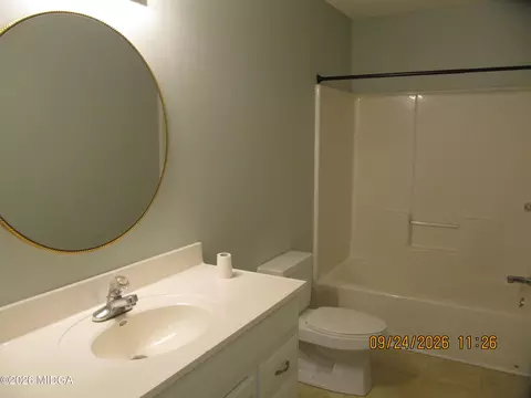 Bath - 116 Royal Ln, Gray, GA 31032 photo 3 of 3
