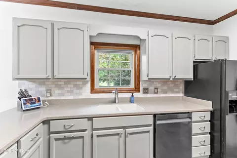 Kitchen - 107 Springtime Dr, Warner Robins, GA 31088 photo 3 of 9