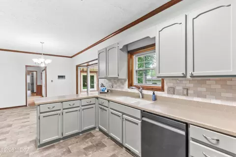 Kitchen - 107 Springtime Dr, Warner Robins, GA 31088 photo 6 of 9