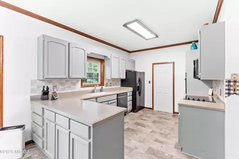 Kitchen - 107 Springtime Dr, Warner Robins, GA 31088 photo 1 of 9
