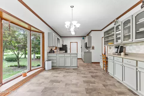 Kitchen - 107 Springtime Dr, Warner Robins, GA 31088 photo 8 of 9