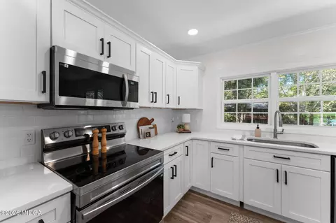 Kitchen - 106 Woodridge Dr, Warner Robins, GA 31088 photo 5 of 9