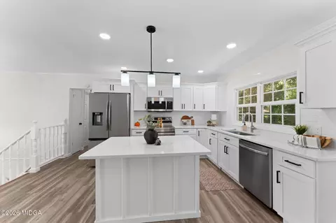 Kitchen - 106 Woodridge Dr, Warner Robins, GA 31088 photo 2 of 9