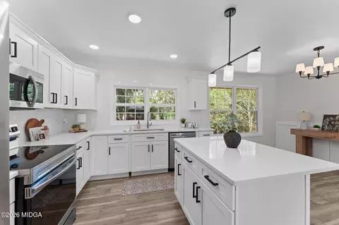 Kitchen - 106 Woodridge Dr, Warner Robins, GA 31088 photo 4 of 9