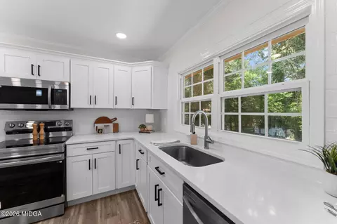 Kitchen - 106 Woodridge Dr, Warner Robins, GA 31088 photo 8 of 9