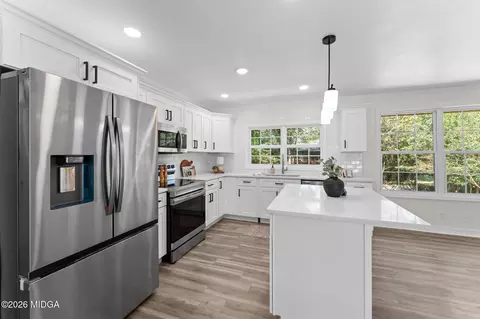 Kitchen - 106 Woodridge Dr, Warner Robins, GA 31088 photo 3 of 9