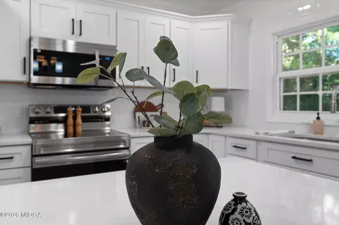 Kitchen - 106 Woodridge Dr, Warner Robins, GA 31088 photo 6 of 9