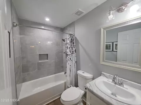 Bath - 159 Candler Rd, Gray, GA 31032 photo 5 of 7