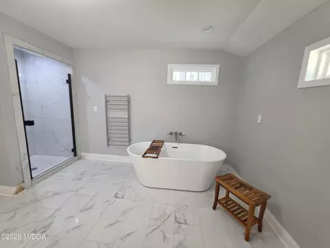 Bath - 159 Candler Rd, Gray, GA 31032 photo 3 of 7