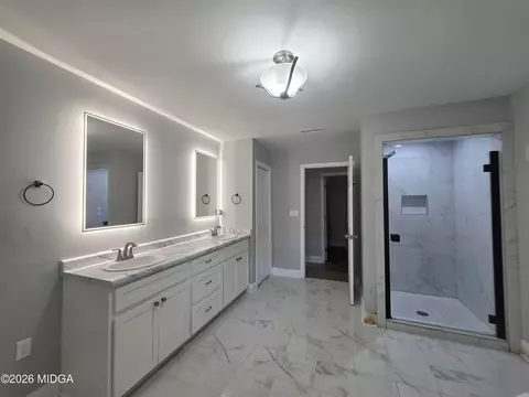 Bath - 159 Candler Rd, Gray, GA 31032 photo 4 of 7