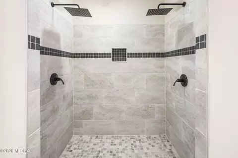 Bath - 987 Highland Ter, Macon, GA 31201 photo 2 of 4
