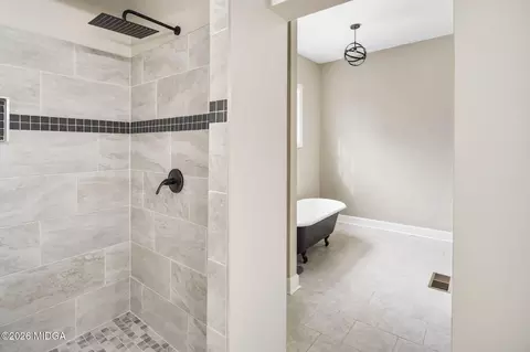 Bath - 987 Highland Ter, Macon, GA 31201 photo 3 of 4