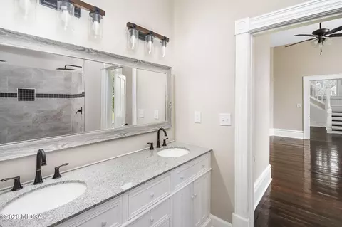 Bath - 987 Highland Ter, Macon, GA 31201 photo 1 of 4