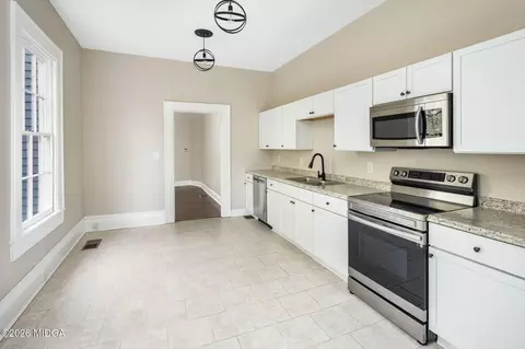Entry Way - 987 Highland Ter, Macon, GA 31201 photo 3 of 6