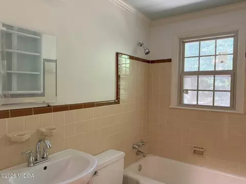 Bath - 560 Eldorado Dr, Macon, GA 31204 photo 4 of 4