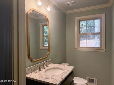 Bath - 560 Eldorado Dr, Macon, GA 31204 photo 1 of 4