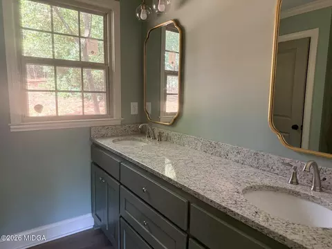 Bath - 560 Eldorado Dr, Macon, GA 31204 photo 3 of 4