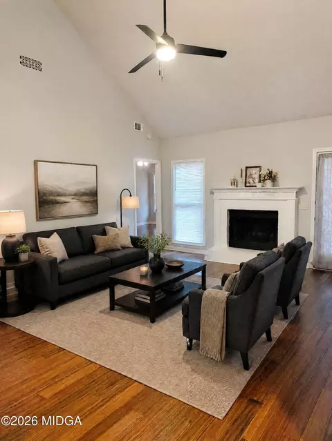 Living - 319 Silver Cir, Warner Robins, GA 31093 photo 2 of 3