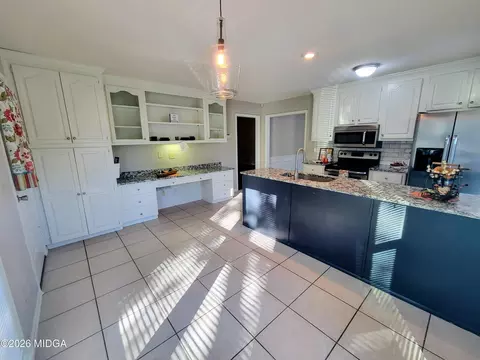 Kitchen - 319 Silver Cir, Warner Robins, GA 31093 photo 2 of 3