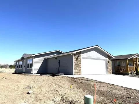 207 Castle Ave, Montrose, CO 81401