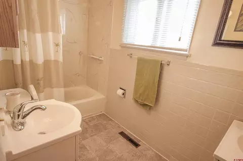 Bath - 1002 E 2nd St, Florence, CO 81226 photo 3 of 4