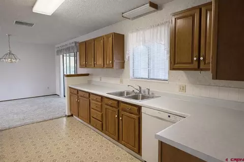 Kitchen - 675 Veinte Dr, Delta, CO 81416 photo 5 of 6