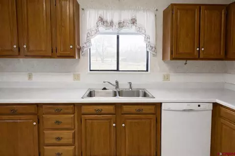 Kitchen - 675 Veinte Dr, Delta, CO 81416 photo 4 of 6