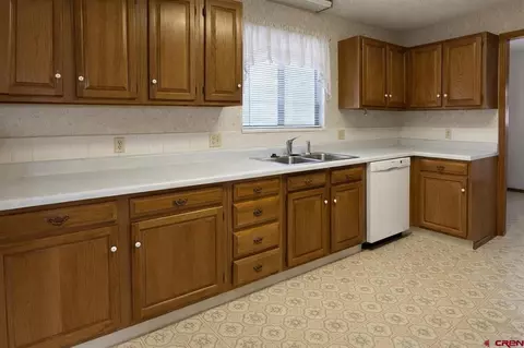 Kitchen - 675 Veinte Dr, Delta, CO 81416 photo 2 of 6