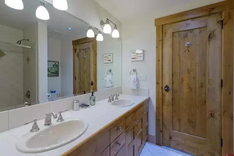 Bath - 14 Hunter Hill Rd #C-102, Crested Butte, CO 81225 photo 5 of 8