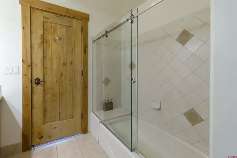 Bath - 14 Hunter Hill Rd #C-102, Crested Butte, CO 81225 photo 4 of 8