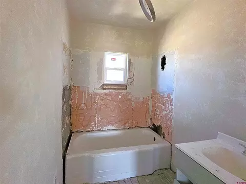 Bath - 1045 E 1055 E 9th St, Delta, CO 81416 photo 1 of 1