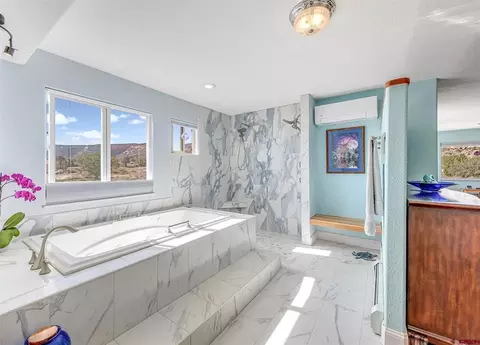 Bath - 927 Crown Ct, Fruita, CO 81521 photo 3 of 7