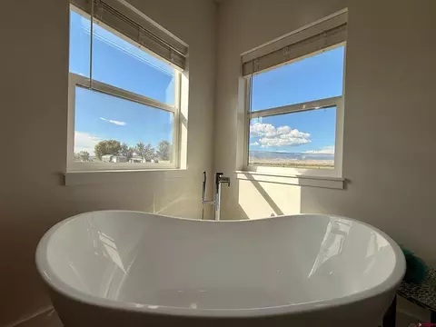 Bath - 18755 H Rd, Delta, CO 81416 photo 4 of 5