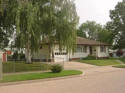 1102 5th St W, Williston, ND 58801 photo 2