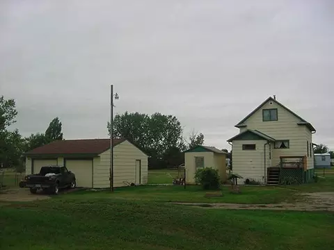 3922 3rd Ave E, Williston, ND 58801 photo 2