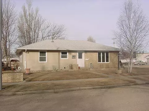 617 15th Ave W, Williston, ND 58801 photo 1