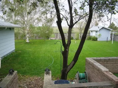 409 Hillside Ct, Williston, ND 58801 photo 3