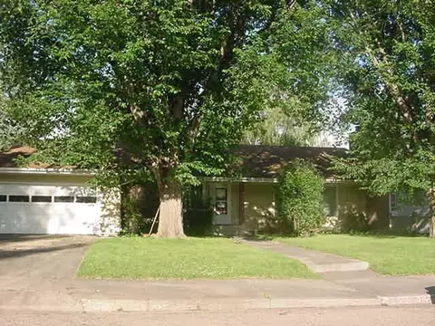 910 Third Ave E, Williston, ND 58801 photo 1