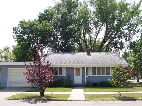 404 8th St E, Williston, ND 58801 photo 1