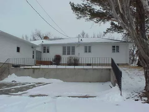 1309 4th Ave E, Williston, ND 58801 photo 2