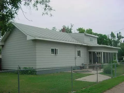 415 4th Ave W, Williston, ND 58801 photo 3