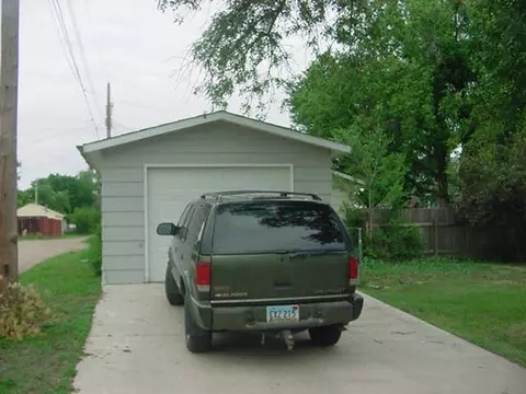 415 4th Ave W, Williston, ND 58801 photo 2