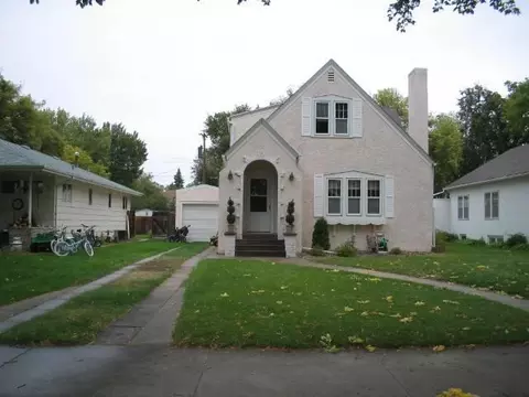 806 2nd Ave E, Williston, ND 58801 photo 1