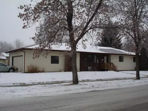 1813 6th Ave W, Williston, ND 58801 photo 1