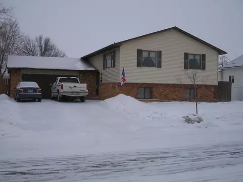 509 6th Ave W, Williston, ND 58801 photo 1
